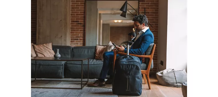 Viaggiatore che legge al telefono