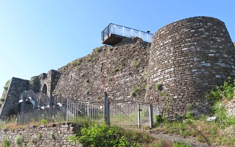 La catedral y el castillo, vestigios de su antiguo prestigio