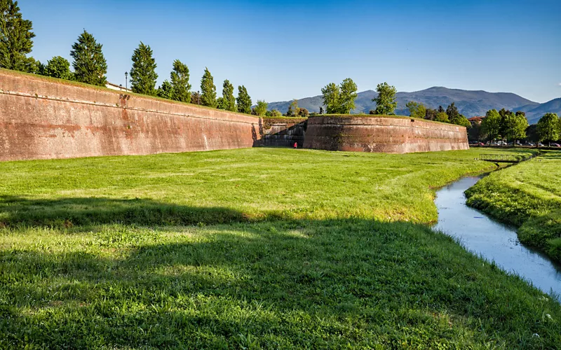 A tour of the 16th century garden walls