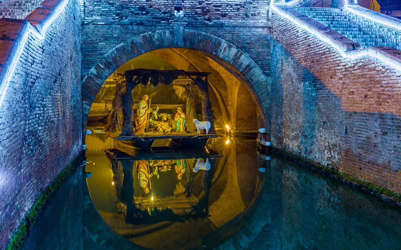 El belén a lo largo de los canales de Comacchio