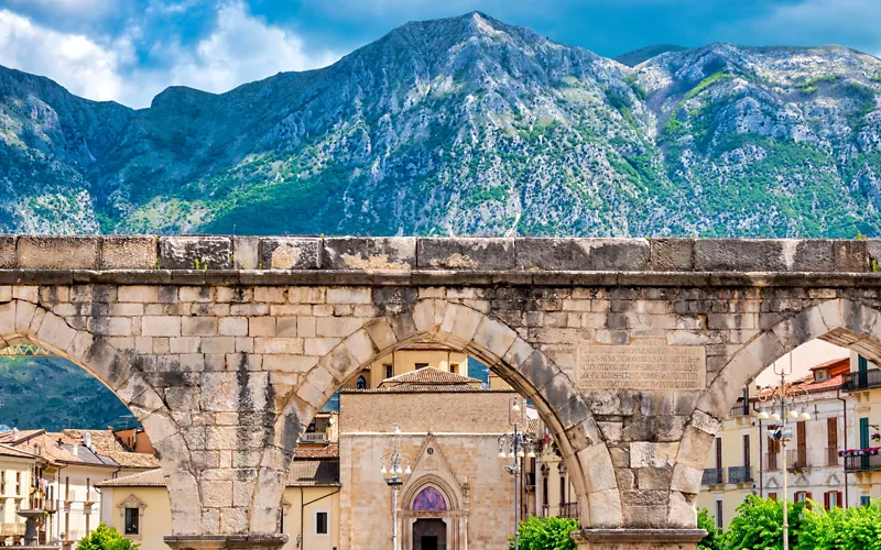 Acueducto Svevo e Iglesia de San Filippo Neri en Sulmona