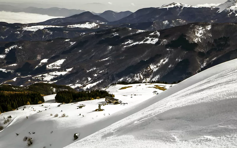 A gran altura, entre nieve y montañas