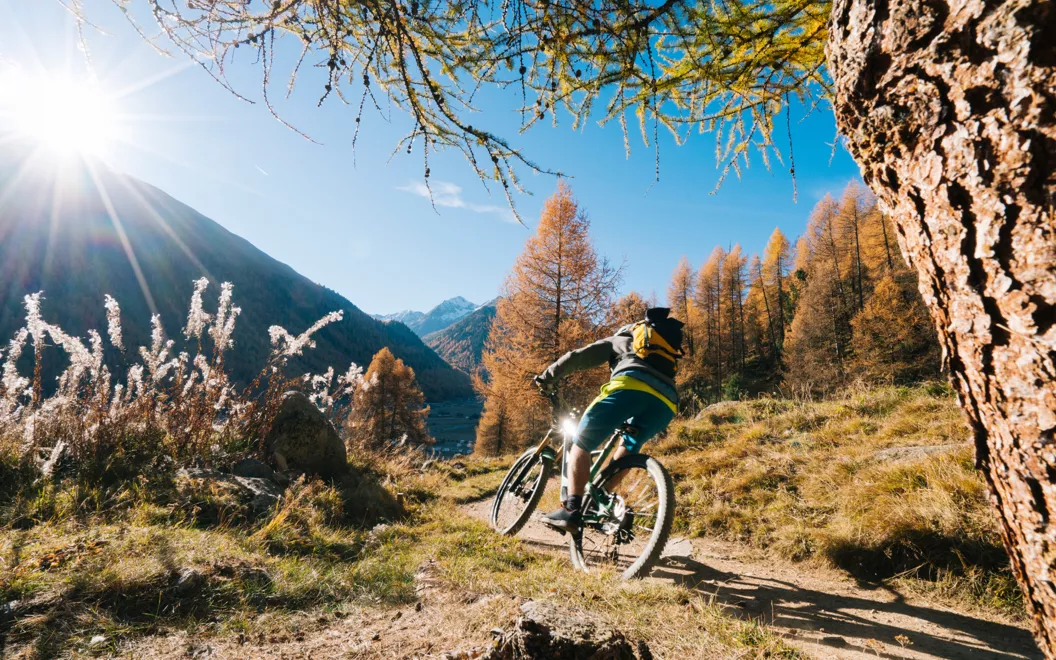 Ciclista en un sendero de montaña en Italia