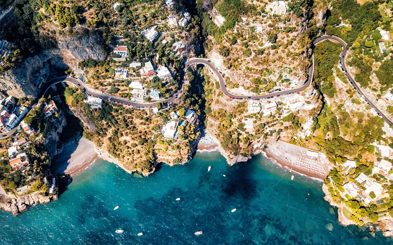 Carretera costera cerca de Positano en Campania