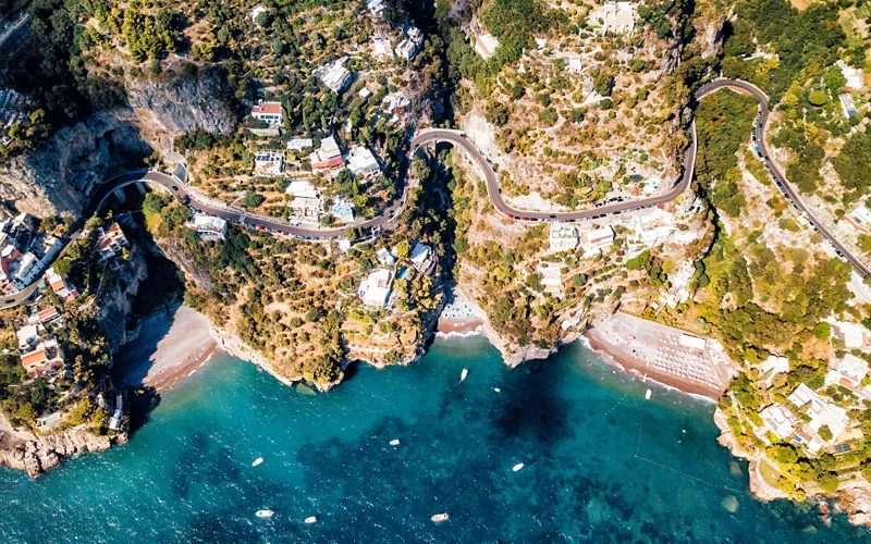Strada costiera vicino a Positano in Campania