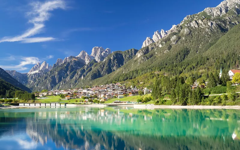 En canoë, au milieu des eaux cristallines du lac