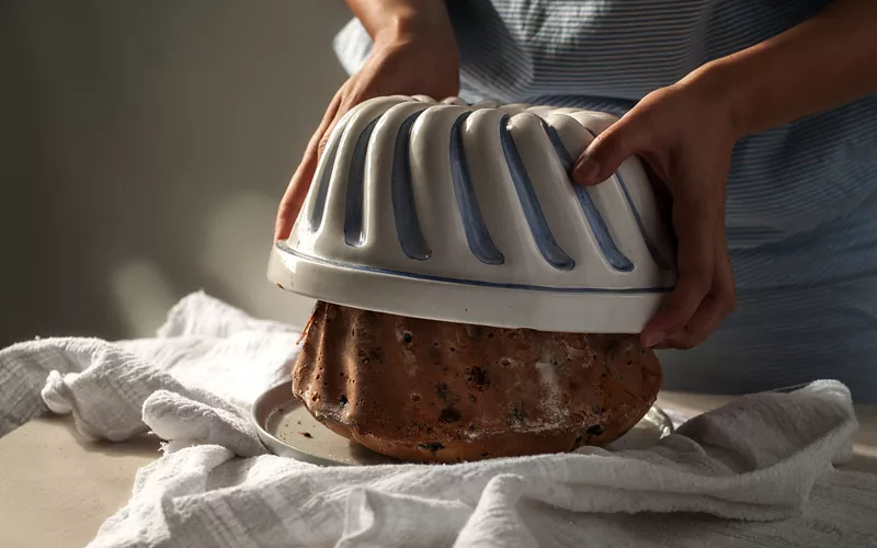 Preparación del Bussolano, postre de Pascua de Lombardía