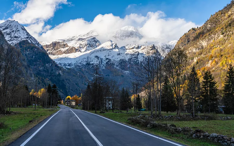Descidas sem fim, snowboard e freeriding em Valsesia, neve constante com vista para Monterosa
