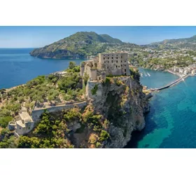 Isquia, la isla del bienestar con jardines termales y fuentes naturales