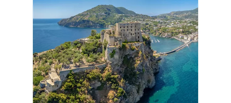 Isquia, la isla del bienestar con jardines termales y fuentes naturales