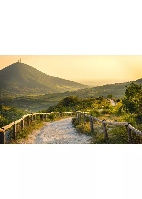Le charme médiéval des châteaux, des petits villages et des villes fortifiées dans les monts Euganéens