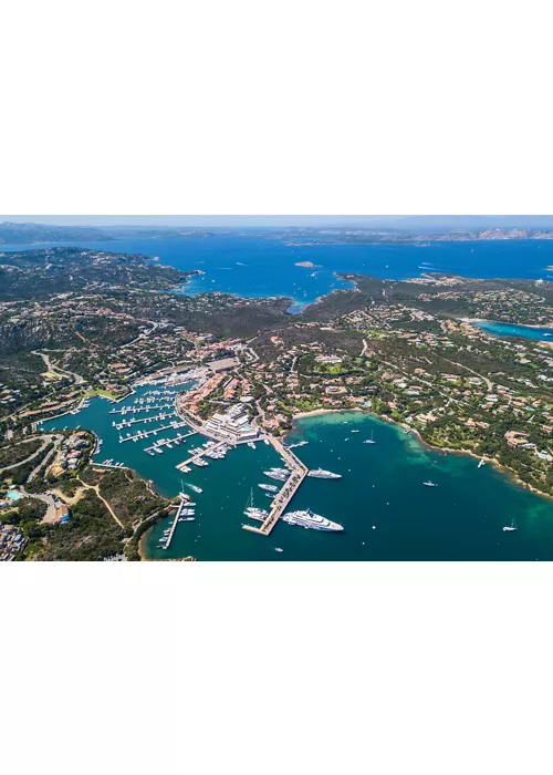 James Bond en Gallura. De viaje con Roger Moore por el paraíso sardo