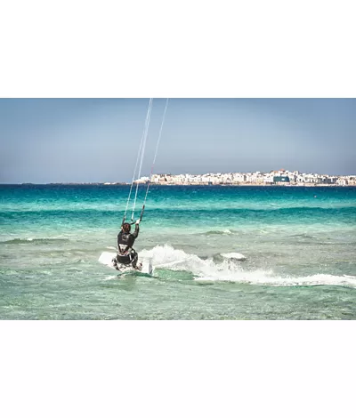 Kitesurfing amid lakes and the sea, where to go and which spots to choose