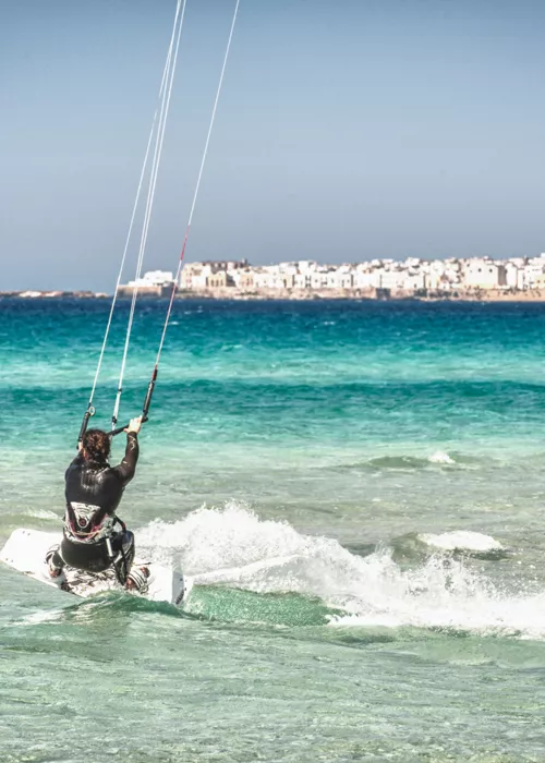 Kitesurfing amid lakes and the sea, where to go and which spots to choose