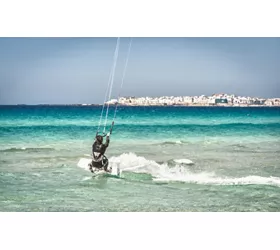 Kitesurfing en lagos y en el mar, dónde ir y qué lugares elegir