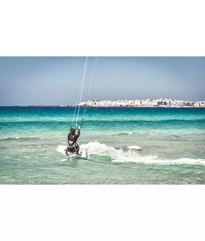 Kitesurfing en lagos y en el mar, dónde ir y qué lugares elegir