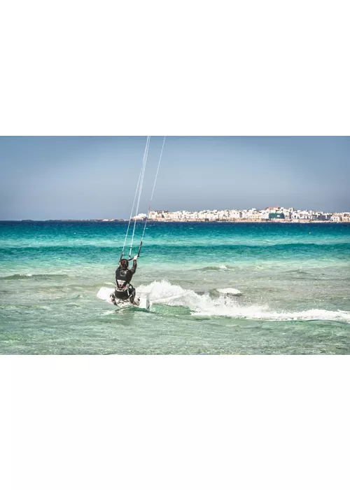 Kitesurfing en lagos y en el mar, dónde ir y qué lugares elegir