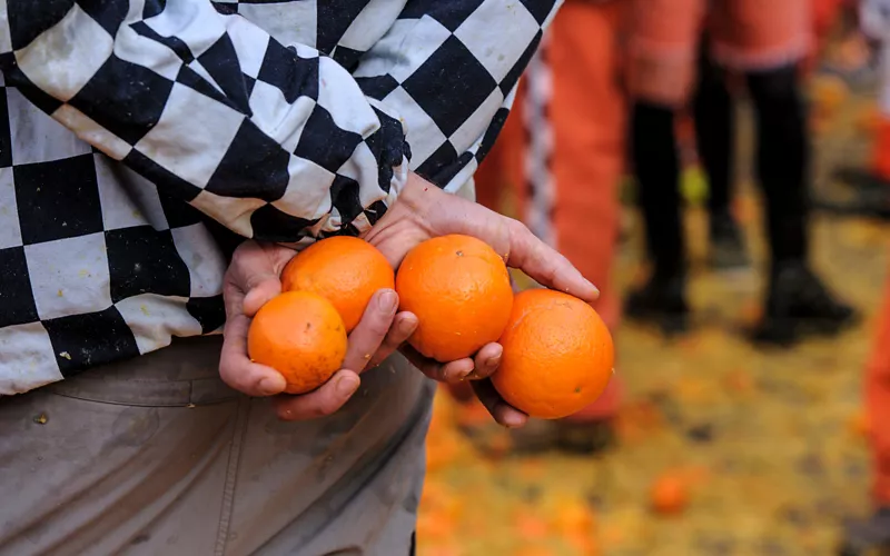 Uomo con in mano le arance