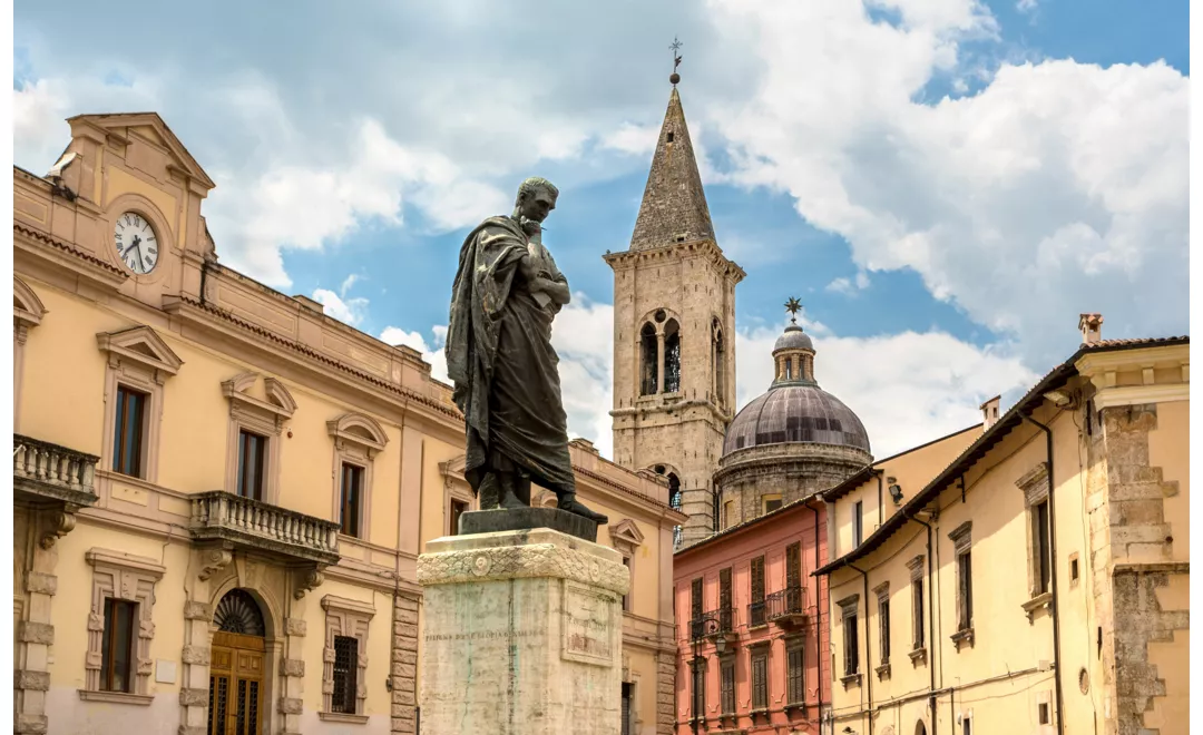 Plaza XX Settembre de Sulmona en Abruzos