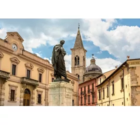 Plaza XX Settembre de Sulmona en Abruzos