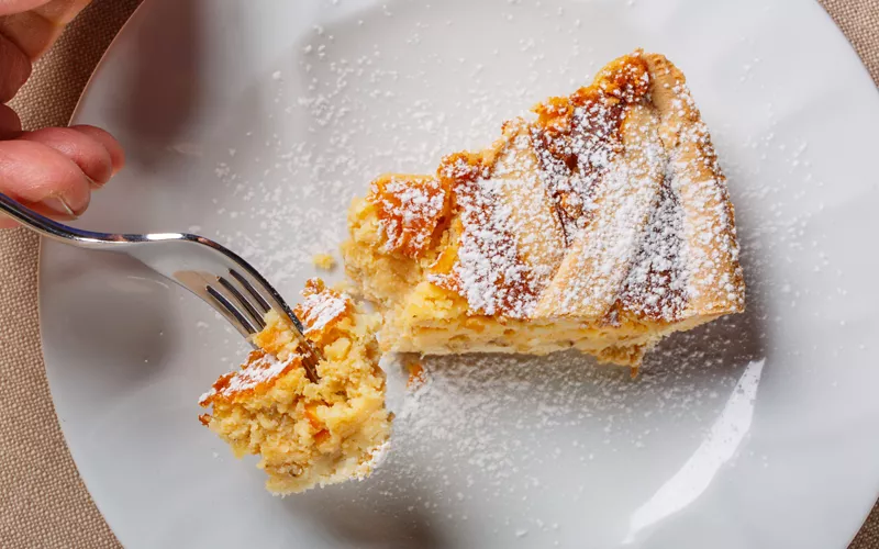 Porción de torta pascual napolitana, la pastiera
