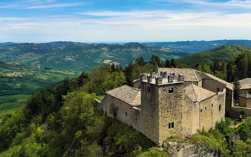 Qué ver en Sestola y sus alrededores: la roca, el jardín alpino “Esperia” y el Lago de la Ninfa