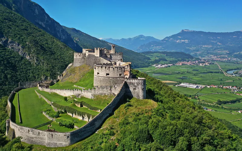 The Castles Route, between mountains and valleys