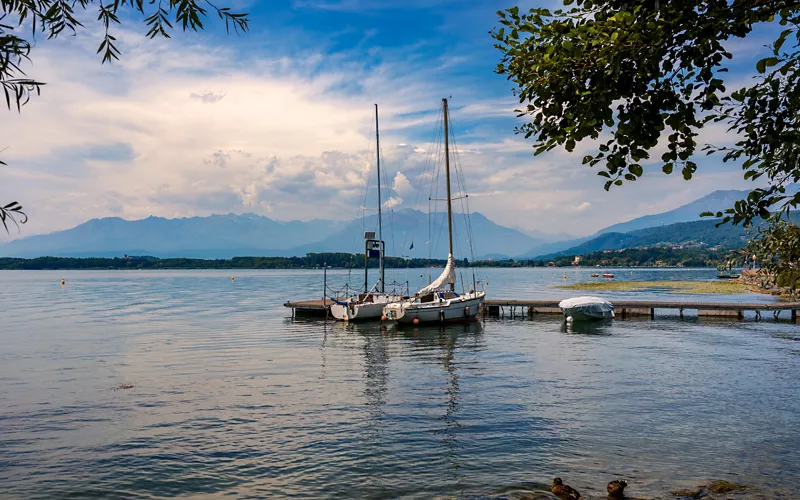 Le lac de Viverone avec l'église du Gesiùn
