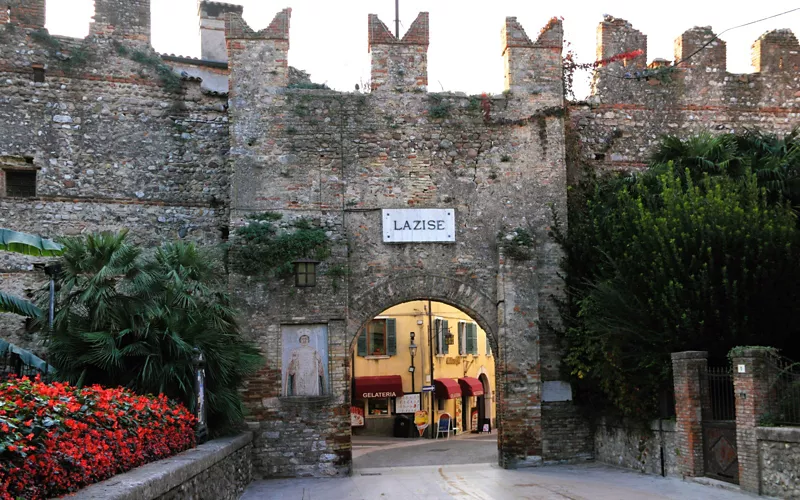 Protetto da mura, Lazise è uno scrigno di bellezze