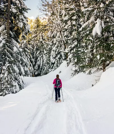 los 5 mejores recorridos con raquetas de nieve en lombardía 