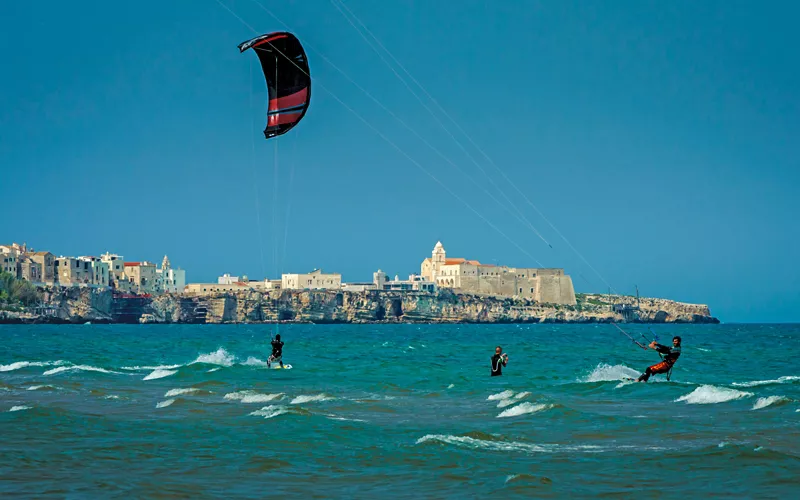 Las mejores playas para practicar kitesurf en Sicilia, Apulia y Calabria