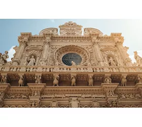Lecce: una bella ciudad bañada por el sol entre piedras blancas