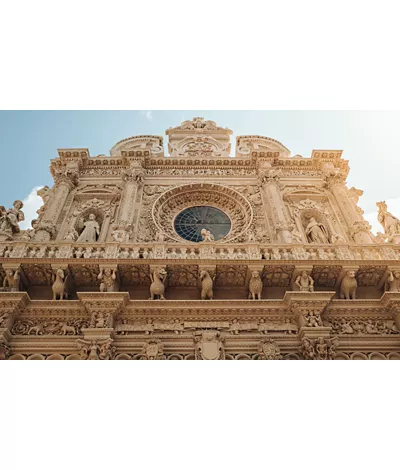 Lecce: una bella ciudad bañada por el sol entre piedras blancas