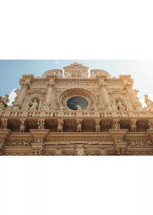 Lecce: una bella ciudad bañada por el sol entre piedras blancas