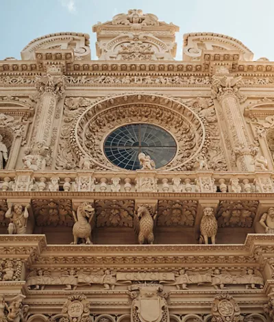 Lecce: una bella ciudad bañada por el sol entre piedras blancas