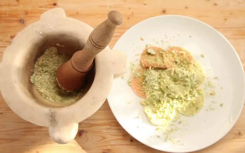 Receita de corzetti estampados à antiga com batido de ervas (manjerona)