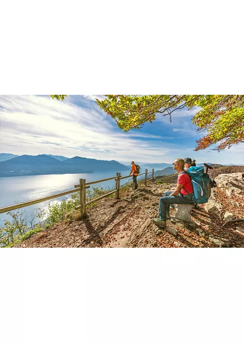 Rotas Históricas de Montanha , Linha Cadorna, a antiga estrada militar com vista para o lago