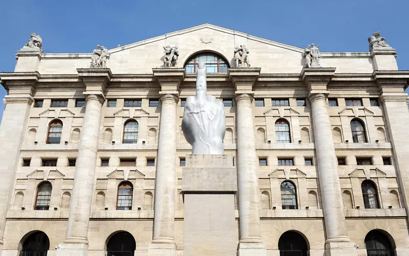 Max Mara défile sur la Piazza Affari