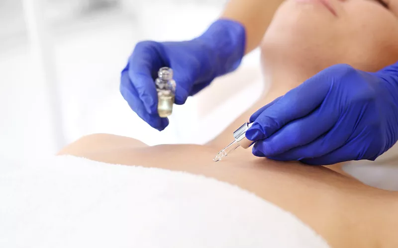 O decote também quer a sua parte, como mimá-lo no Medical Beauty Spot de Milão