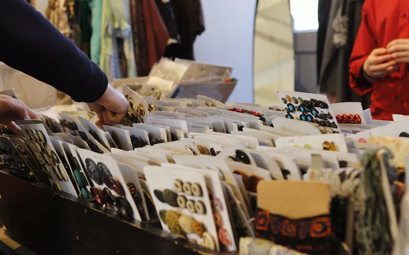 Ropa para la venta en un mercado al aire libre local. Italia