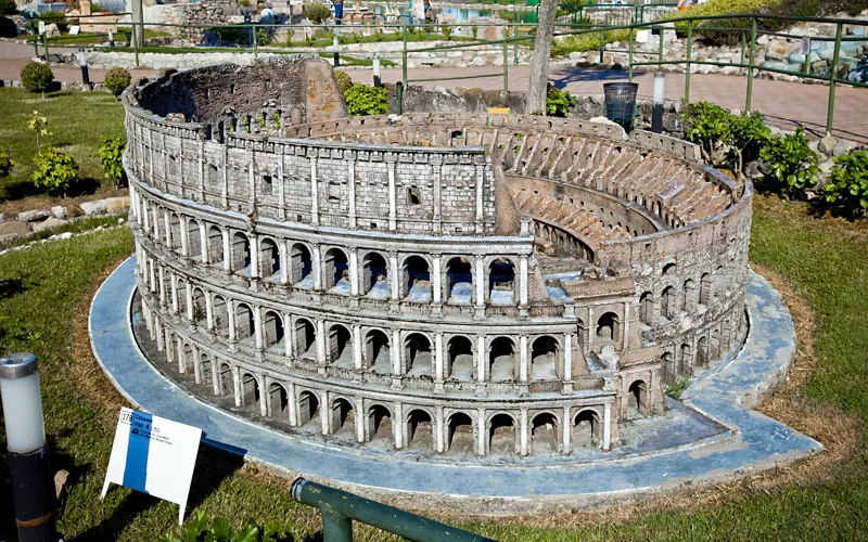 Mini-tour, a piedi o dall’alto della monorotaia