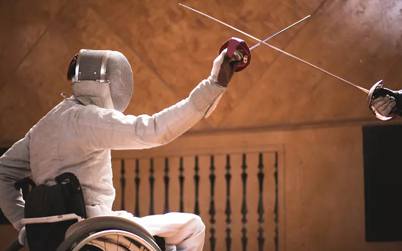 Uno schermidore in carrozzina che si allena