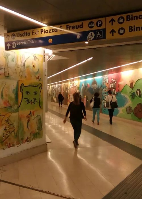 Milano in lilla: lasciarsi guidare in metrò