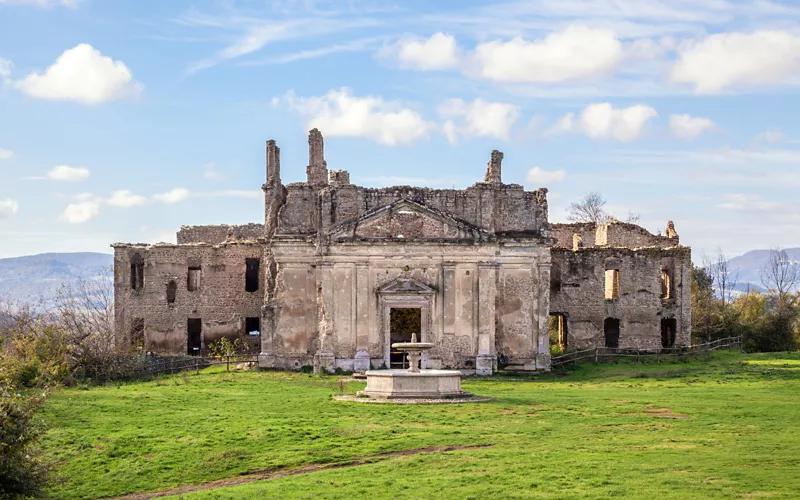 Parce que Monterano est une ville fantôme