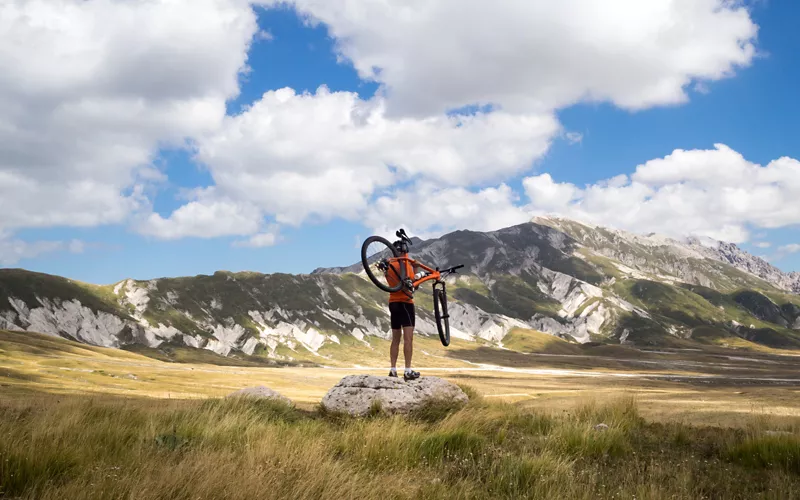 ciclista in montagna 