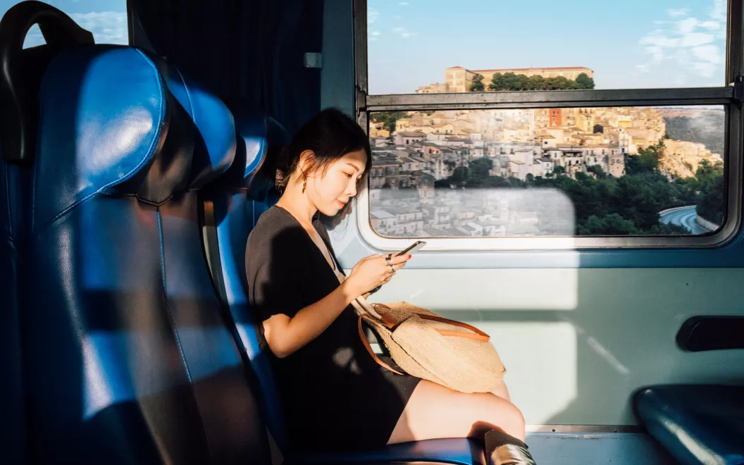 Una ragazza in treno in Italia