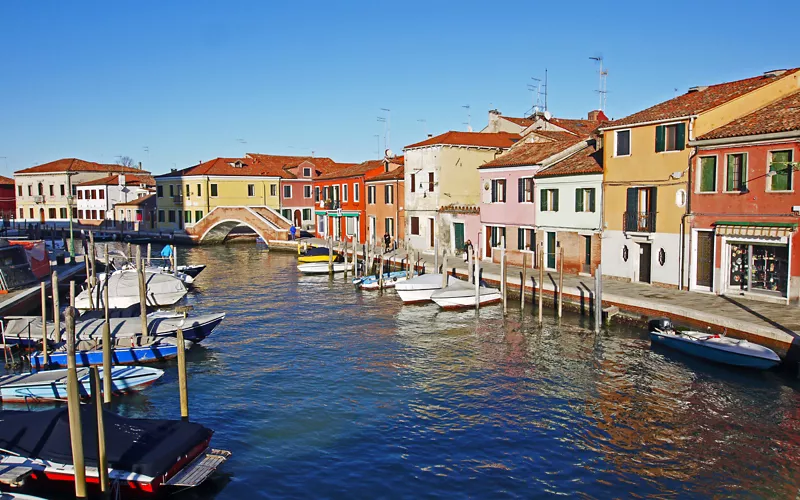 Seis vasos de cristal de Murano pintados a mano en la isla de Venecia