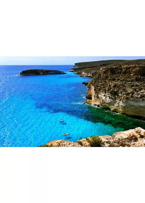 Vista sul mare e la costa di Lampedusa