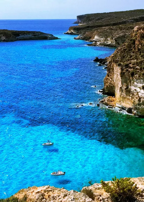 Vista sul mare e la costa di Lampedusa