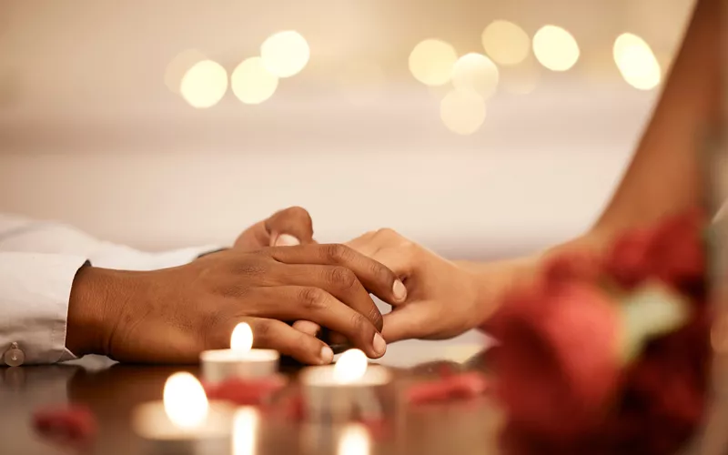 Cena en un restaurante a la luz de las velas